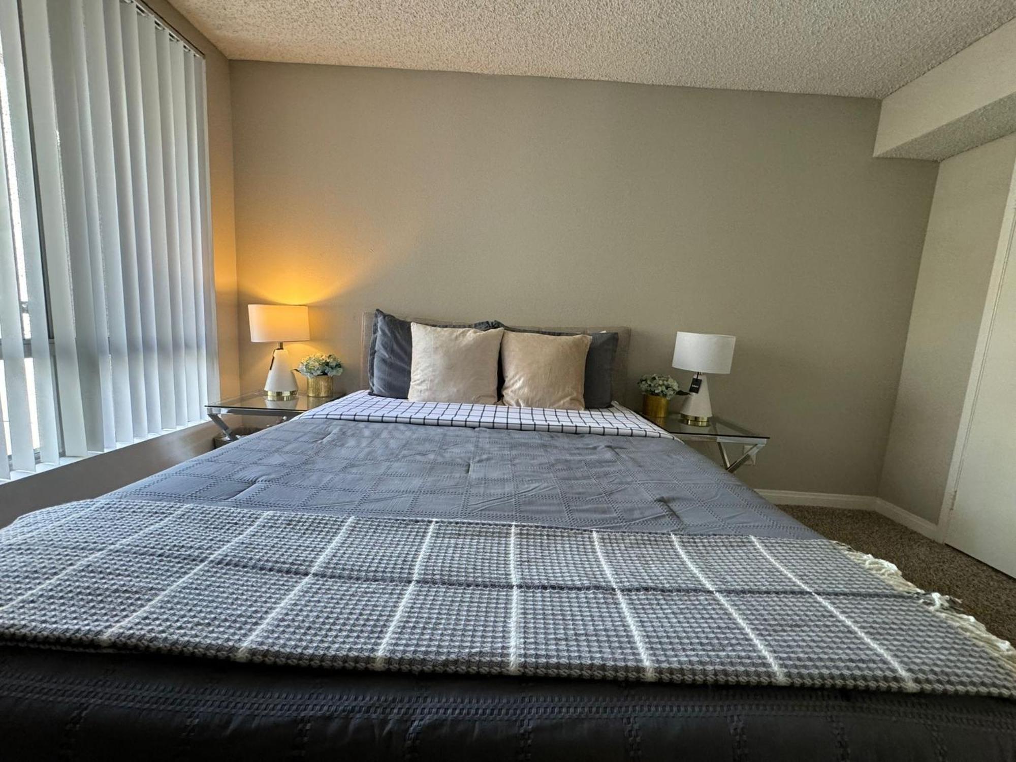 Incredible Two Bedroom Hollywood Apartments Free Parking Лос-Анджелес Екстер'єр фото