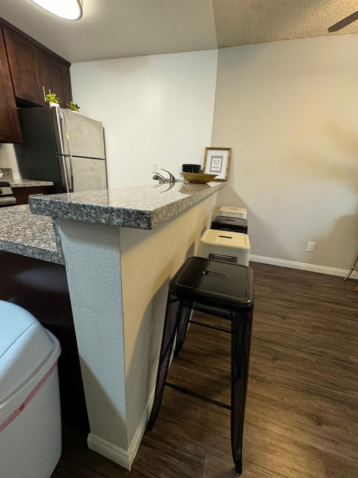 Incredible Two Bedroom Hollywood Apartments Free Parking Лос-Анджелес Екстер'єр фото