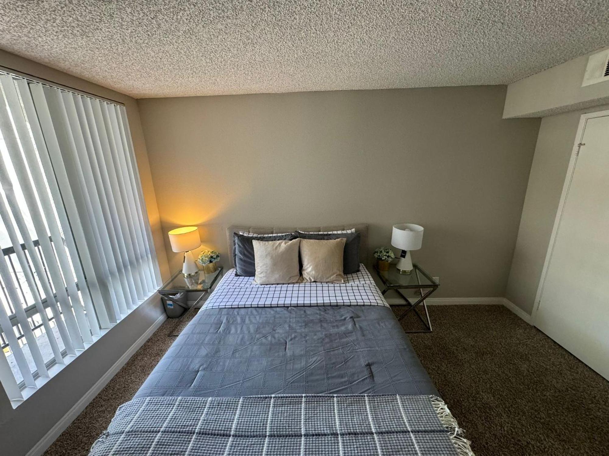 Incredible Two Bedroom Hollywood Apartments Free Parking Лос-Анджелес Екстер'єр фото
