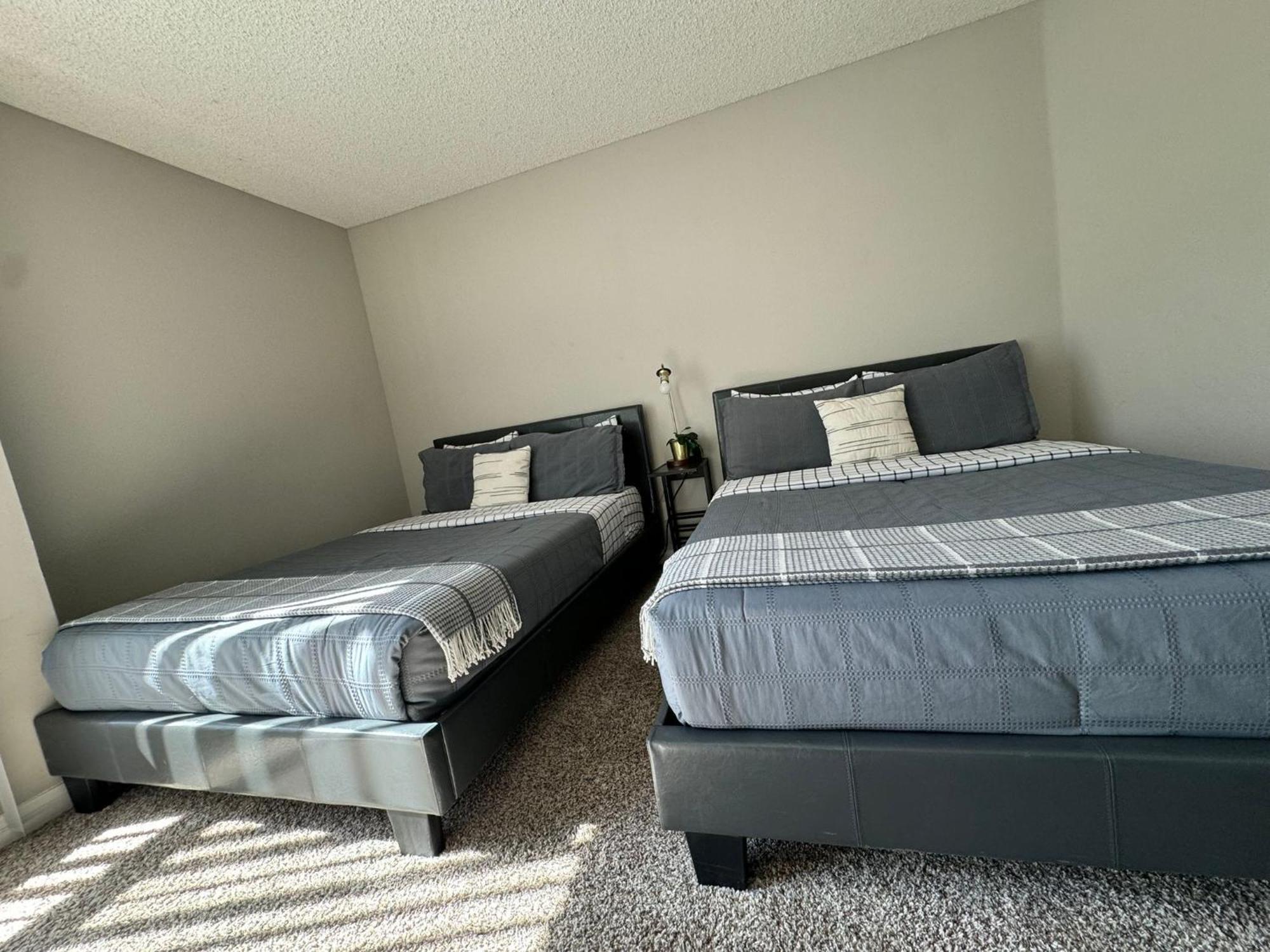 Incredible Two Bedroom Hollywood Apartments Free Parking Лос-Анджелес Екстер'єр фото