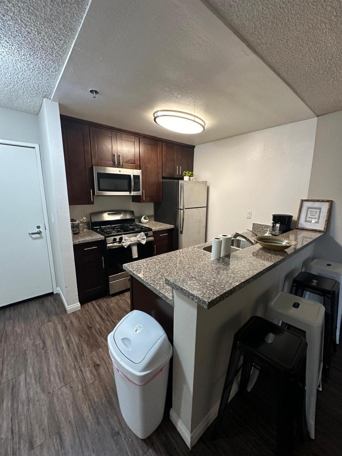 Incredible Two Bedroom Hollywood Apartments Free Parking Лос-Анджелес Екстер'єр фото
