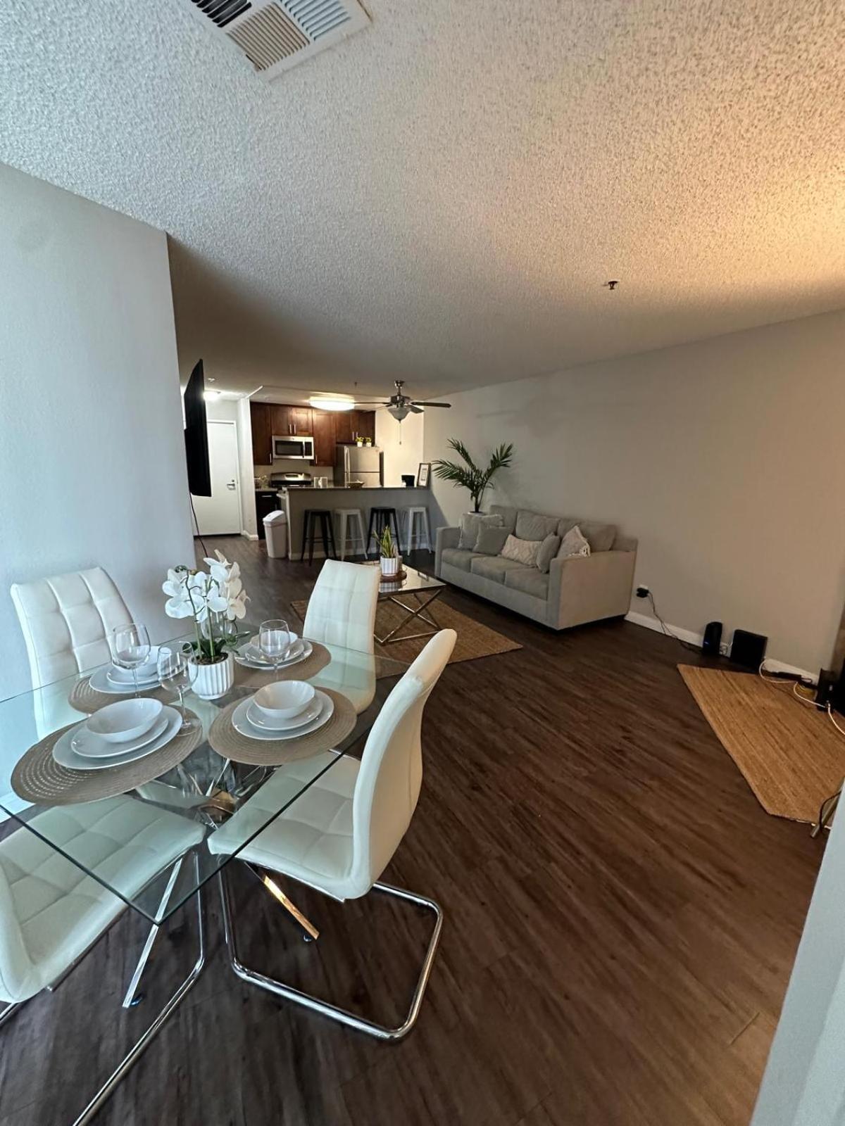 Incredible Two Bedroom Hollywood Apartments Free Parking Лос-Анджелес Екстер'єр фото