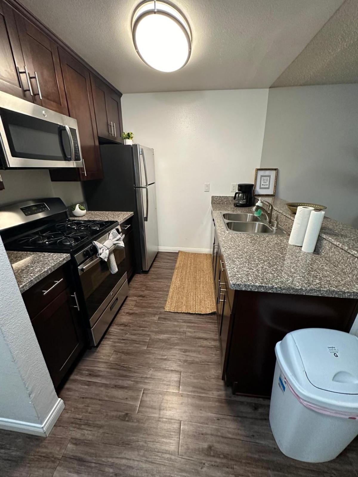 Incredible Two Bedroom Hollywood Apartments Free Parking Лос-Анджелес Екстер'єр фото