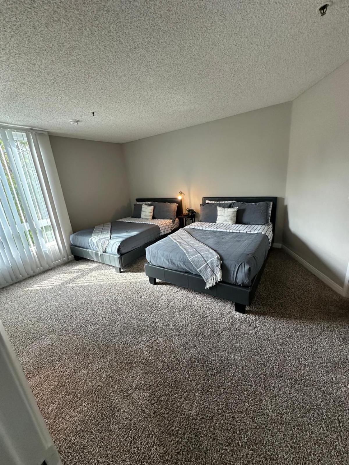 Incredible Two Bedroom Hollywood Apartments Free Parking Лос-Анджелес Екстер'єр фото
