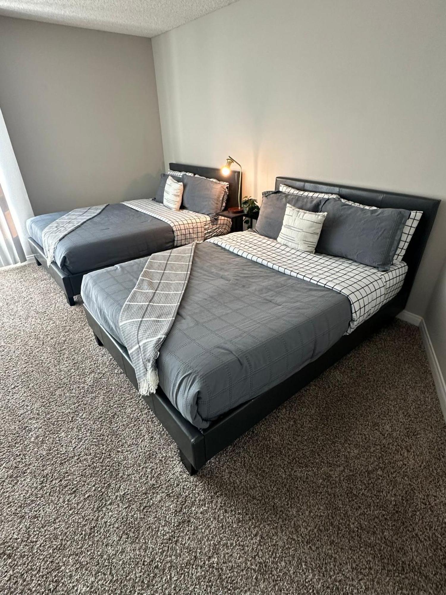 Incredible Two Bedroom Hollywood Apartments Free Parking Лос-Анджелес Екстер'єр фото