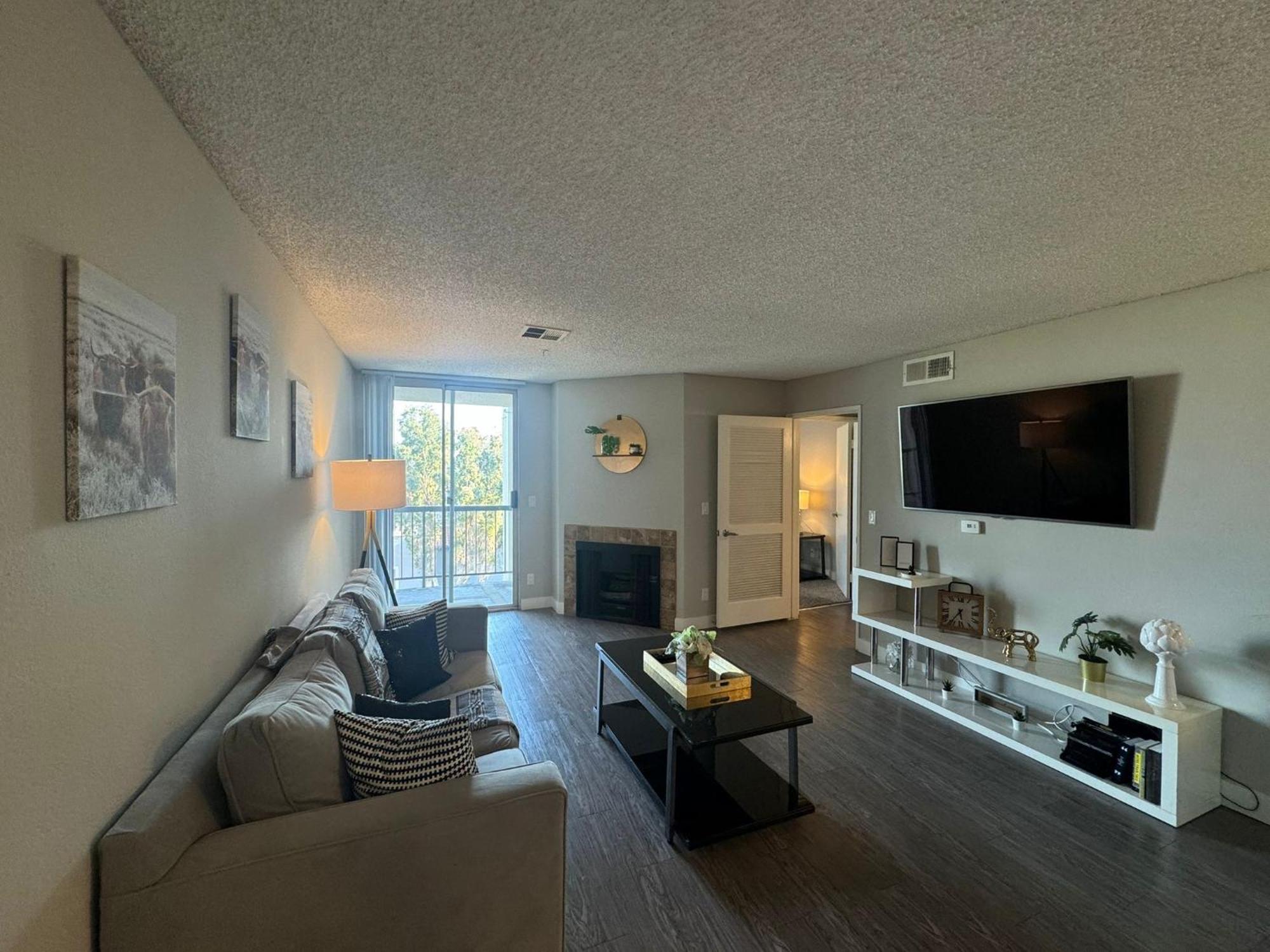 Incredible Two Bedroom Hollywood Apartments Free Parking Лос-Анджелес Екстер'єр фото