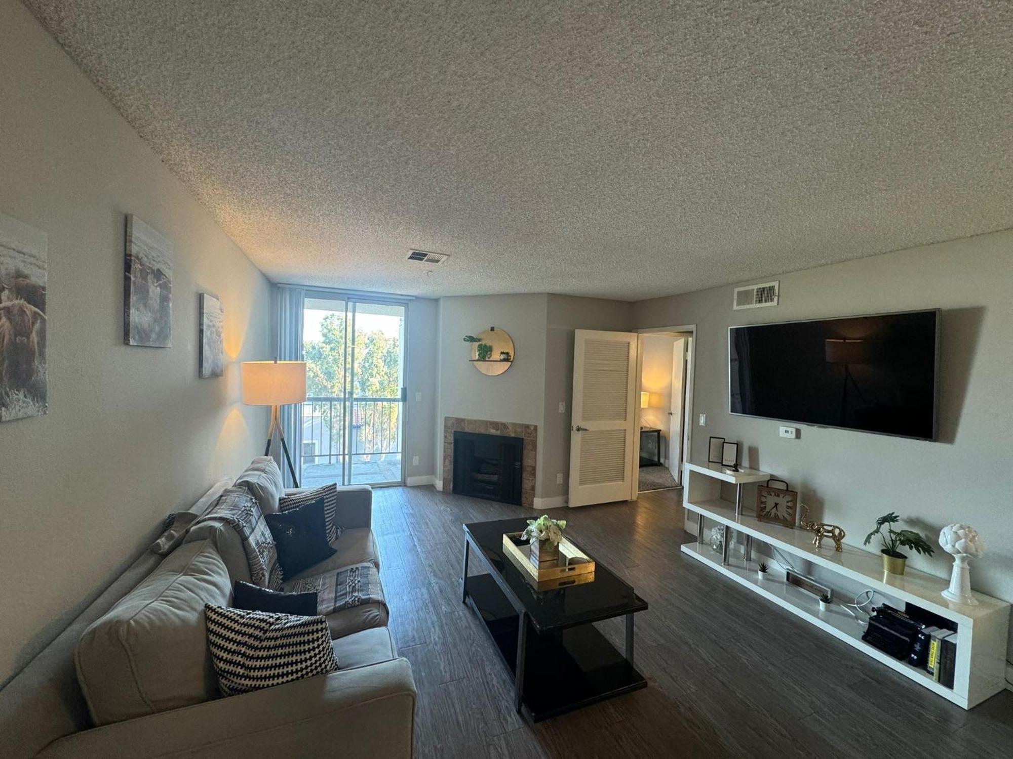Incredible Two Bedroom Hollywood Apartments Free Parking Лос-Анджелес Екстер'єр фото