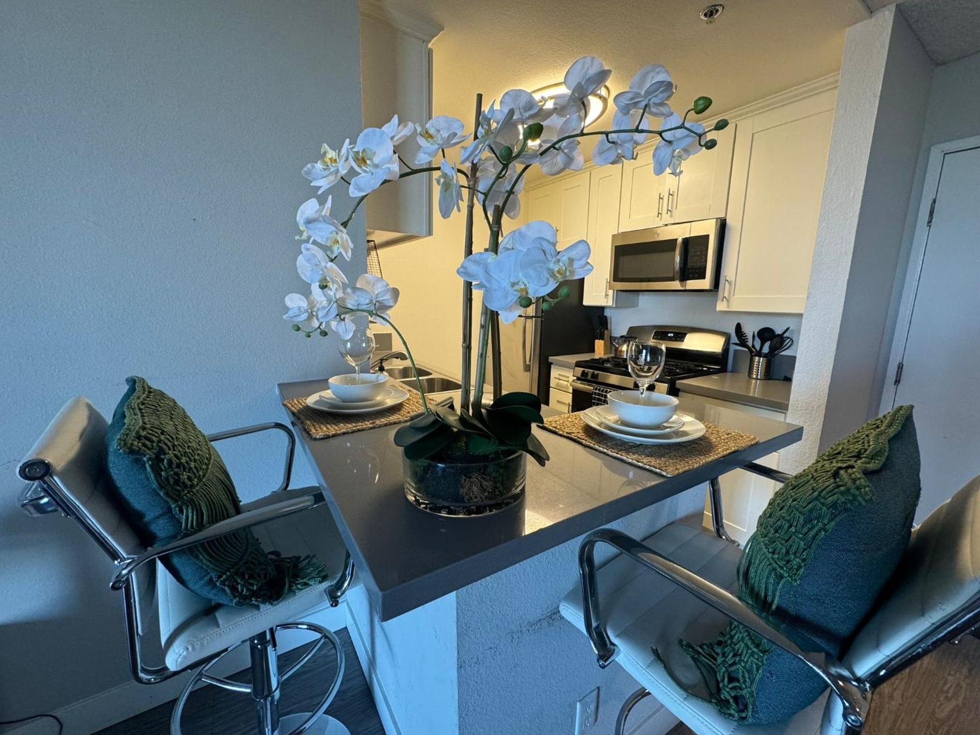 Incredible Two Bedroom Hollywood Apartments Free Parking Лос-Анджелес Екстер'єр фото