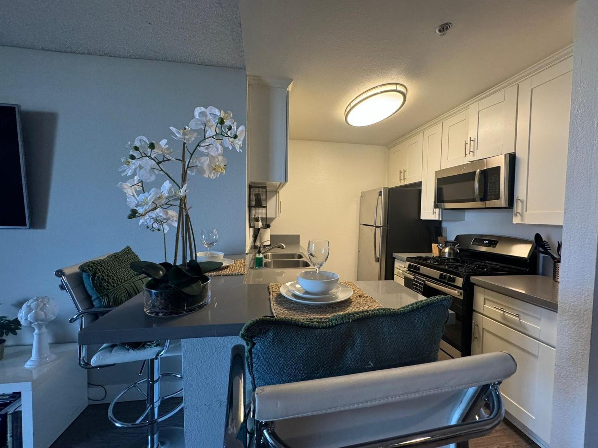 Incredible Two Bedroom Hollywood Apartments Free Parking Лос-Анджелес Екстер'єр фото