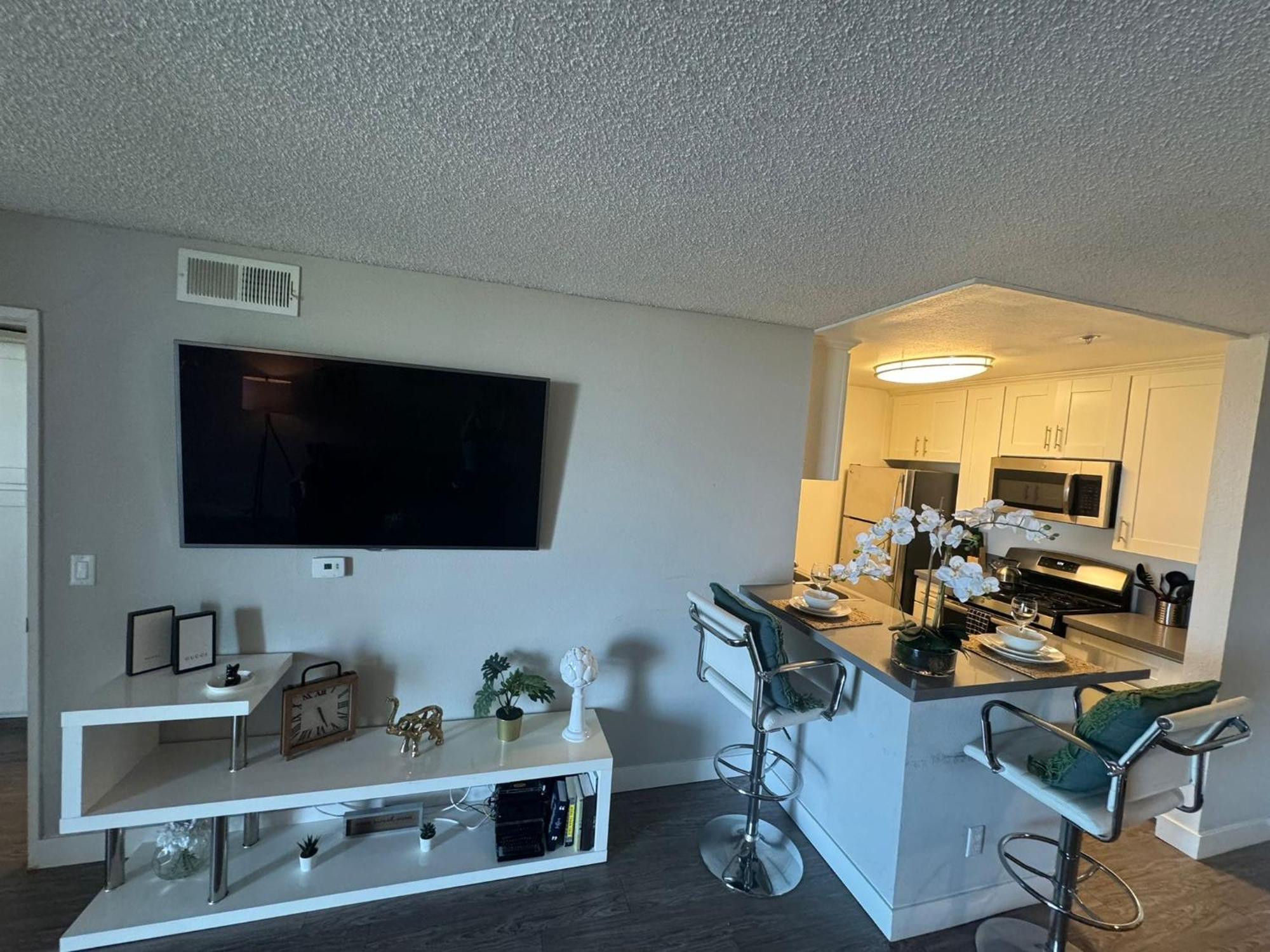 Incredible Two Bedroom Hollywood Apartments Free Parking Лос-Анджелес Екстер'єр фото