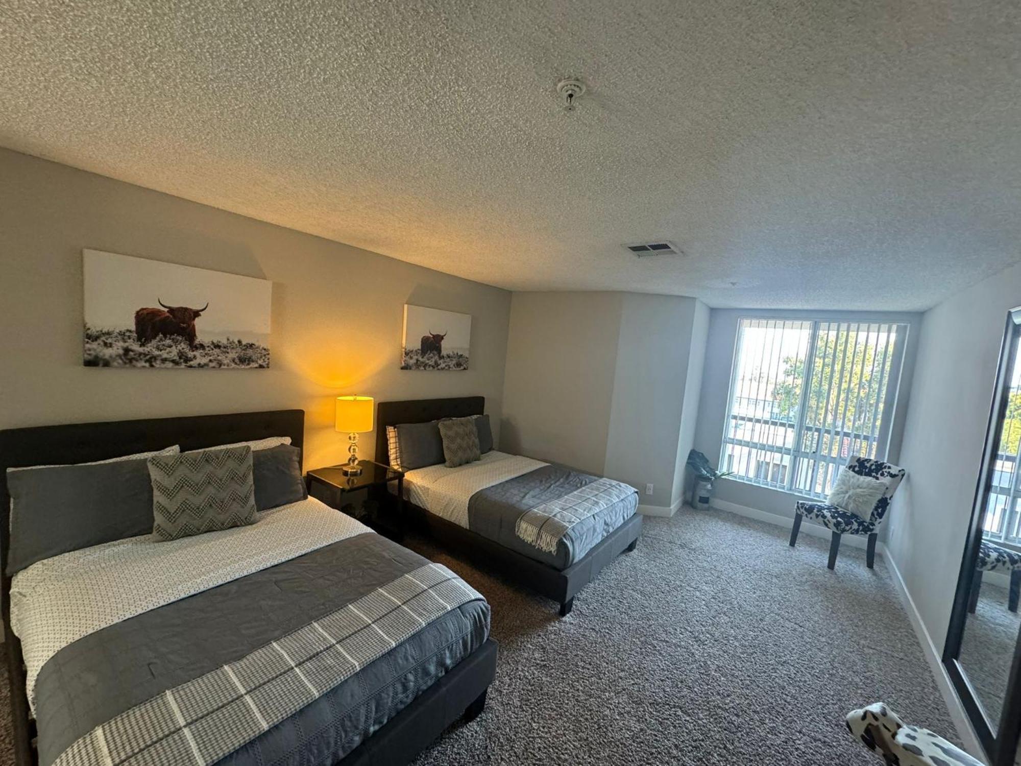 Incredible Two Bedroom Hollywood Apartments Free Parking Лос-Анджелес Екстер'єр фото