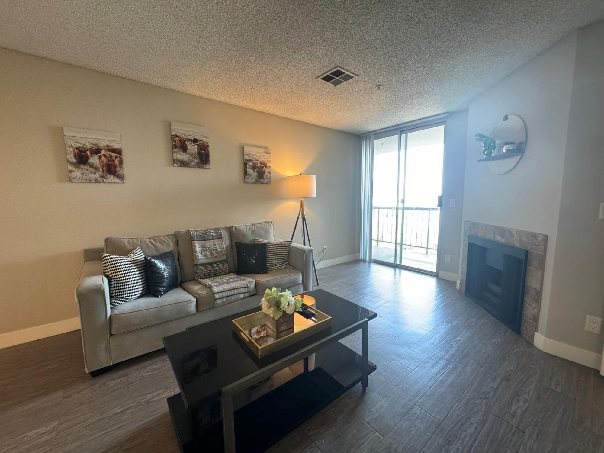 Incredible Two Bedroom Hollywood Apartments Free Parking Лос-Анджелес Екстер'єр фото
