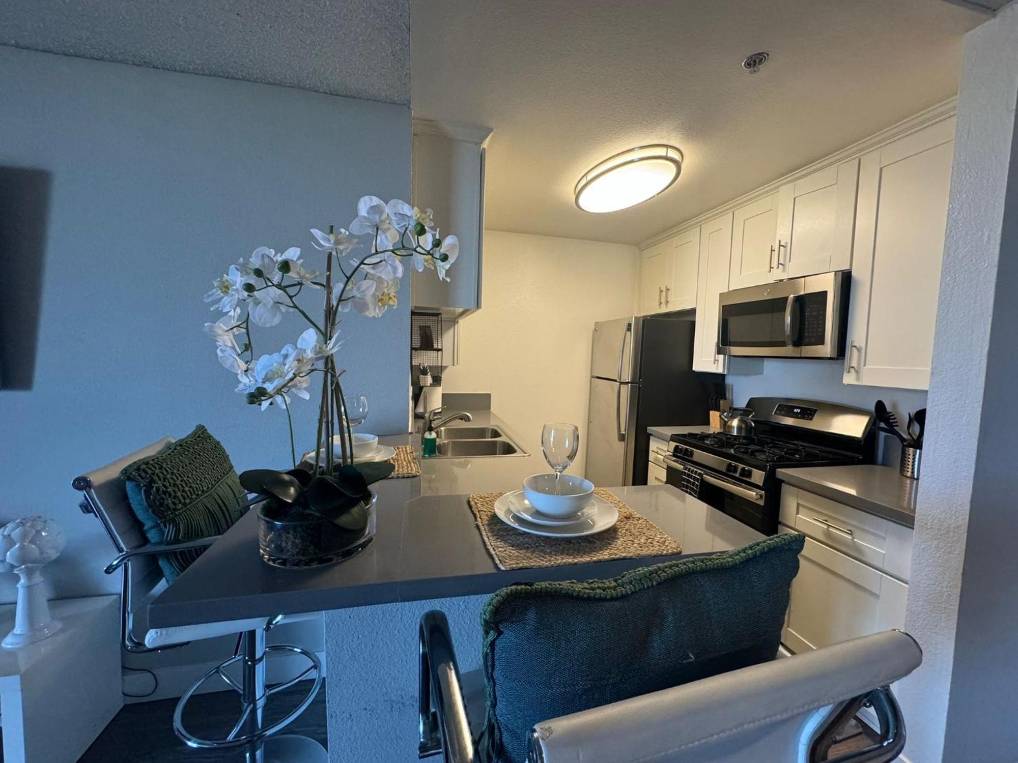 Incredible Two Bedroom Hollywood Apartments Free Parking Лос-Анджелес Екстер'єр фото