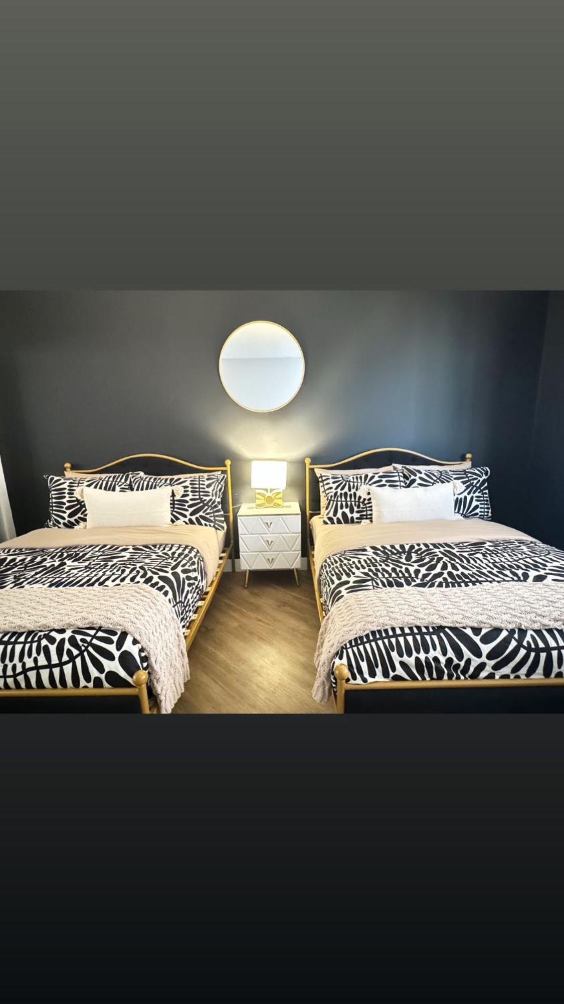 Incredible Two Bedroom Hollywood Apartments Free Parking Лос-Анджелес Екстер'єр фото