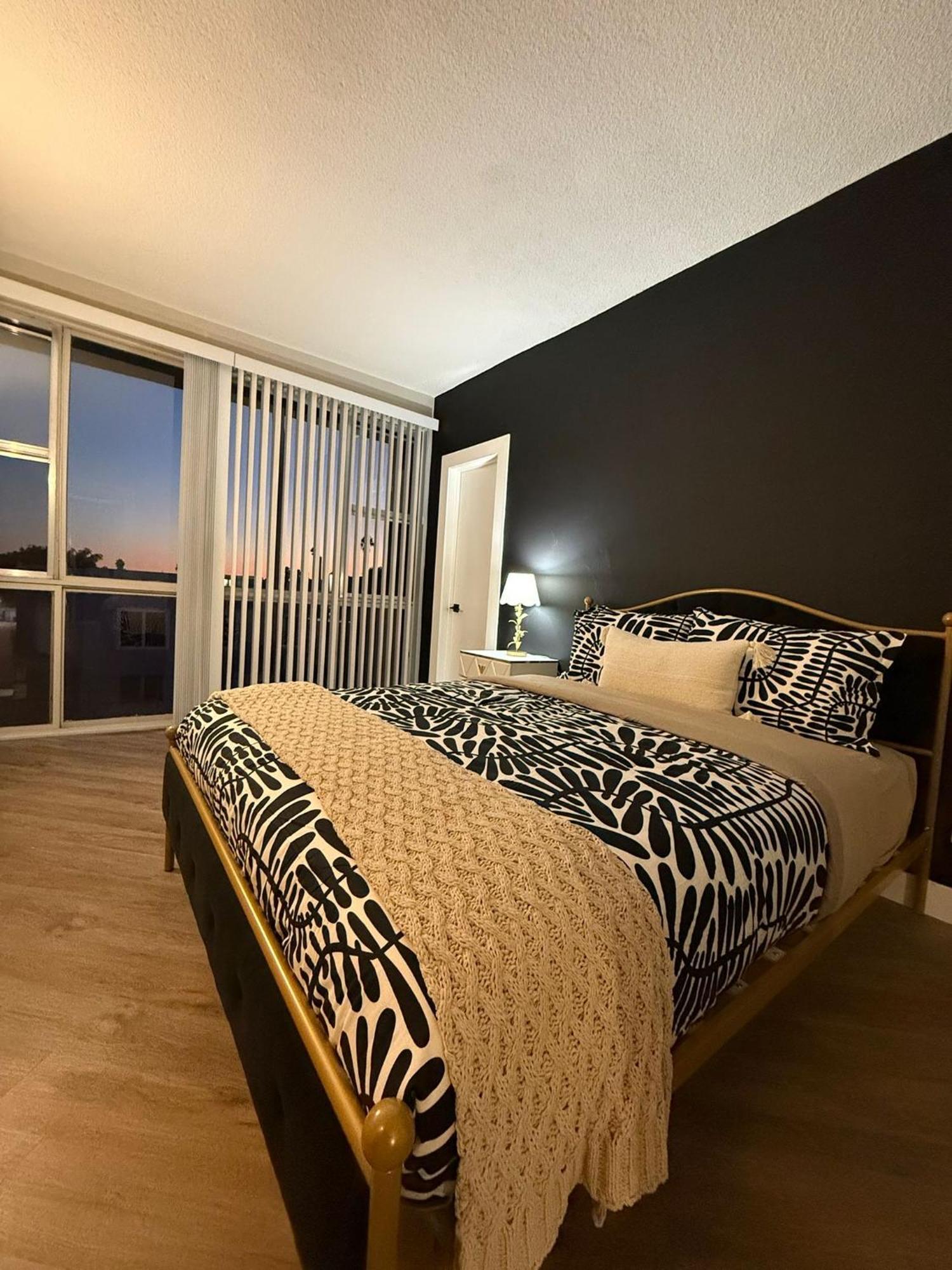 Incredible Two Bedroom Hollywood Apartments Free Parking Лос-Анджелес Екстер'єр фото